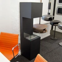 Vrijstaande biohaard aan drie zijden geopend waardoor vlammen beter zichtbaar zijn.