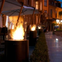 Planika Totem uit staal, zwart polystone en glas. Maat: &Oslash;: 39,5 x H: 106,6 cm