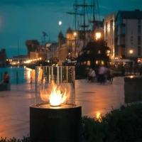 Planika Totem uit staal, zwart polystone en glas. Maat: &Oslash;: 39,5 x H: 106,6 cm