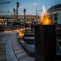 Planika Totem uit staal, zwart polystone en glas. Maat: &Oslash;: 39,5 x H: 106,6 cm