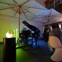 Planika Totem uit staal, zwart polystone en glas. Maat: &Oslash;: 39,5 x H: 106,6 cm