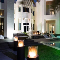 Planika Totem uit staal, zwart polystone en glas. Maat: &Oslash;: 39,5 x H: 106,6 cm