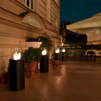 Planika Totem uit staal, zwart polystone en glas. Maat: &Oslash;: 39,5 x H: 106,6 cm