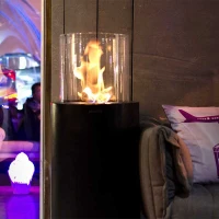 Planika Totem uit staal, zwart polystone en glas. Maat: &Oslash;: 39,5 x H: 106,6 cm