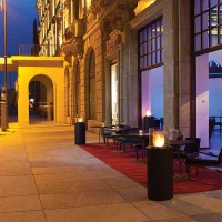 Planika Totem uit staal, zwart polystone en glas. Maat: &Oslash;: 39,5 x H: 106,6 cm