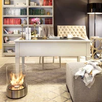 Cilindervormige biohaard met modern uiterlijke door glas en staal.