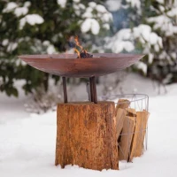 Vuurschaal van cortenstaal met houten sokkel