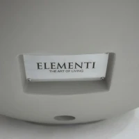 Ronde grijze bio-ethanol vuurtafel met bronzen glaskiezels en windscherm