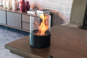 Kleine ronde tafelhaard met een zwarte onderzijde die super eenvoudig is om te verplaatsen. Maat H: 27 x &Oslash;: 20 cm.