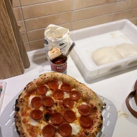 Hefbox voor pizzaoven met plaats voor maximaal 6 pizzabollen.