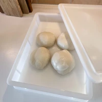 Hefbox voor pizzaoven met plaats voor maximaal 6 pizzabollen.