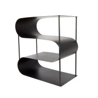 Zwarte gebogen houtblok houder in een S-vorm.