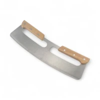 Gebogen pizzaroller van roestvrij staal met dubbele houten handgrepen