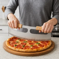 Gebogen pizzaroller van roestvrij staal met dubbele houten handgrepen