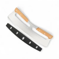 Gebogen pizzaroller van roestvrij staal met dubbele houten handgrepen