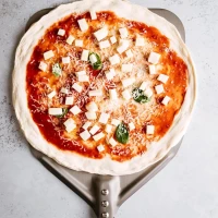 Geperforeerde 30 cm aluminium pizzalepel met zwarte afneembare handgreep