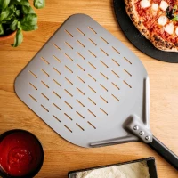Geperforeerde 30 cm aluminium pizzalepel met zwarte afneembare handgreep