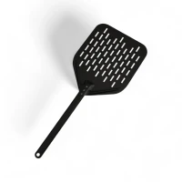 Zwart geanodiseerd aluminium pizzaschep met een geperforeerd blad van 33 cm en een afneembare steel.
