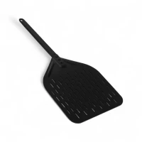 Zwart geanodiseerd aluminium pizzaschep met een geperforeerd blad van 33 cm en een afneembare steel.