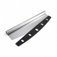 Gebogen pizzaroller van roestvrij staal met ergonomische handgreep in metallic look