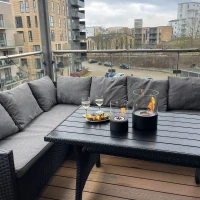 Kleine ronde tafelhaard met een zwarte onderzijde die super eenvoudig is om te verplaatsen. Maat H: 27 x &Oslash;: 20 cm.