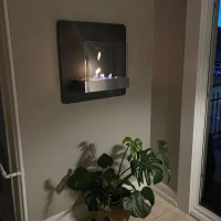 Kleine en elegante zwarte biohaard met een glazen voorplaat. Brandtijd 6 uur. Maat: 60 x 60 x 20 cm.