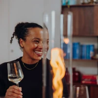 H&ouml;fats SPIN Air 1200 oxyde rood bio-ethanol tafelhaard met hoog cilindervormig glas