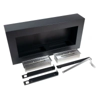 Brede zwarte biohaard met twee branders voor aan de muur.