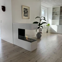 Witte vrijstaande biohaard met 2,5 liter brander. Brandtijd 7,5 uur. Maat: H: 90 x B: 100 x D: 30 cm