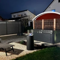 Planika Totem uit staal, zwart polystone en glas. Maat: &Oslash;: 39,5 x H: 106,6 cm