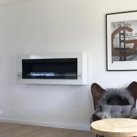 Grote witte biohaard voor de muur