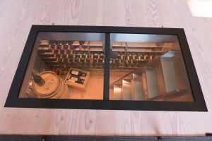 Wijnkelder met gemotoriseerde glazen deur &ndash; zwart (640x1000 mm)