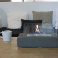 Kira bio-ethanolhaard &ndash; compacte tafelhaard van ruw beton met glasafscherming