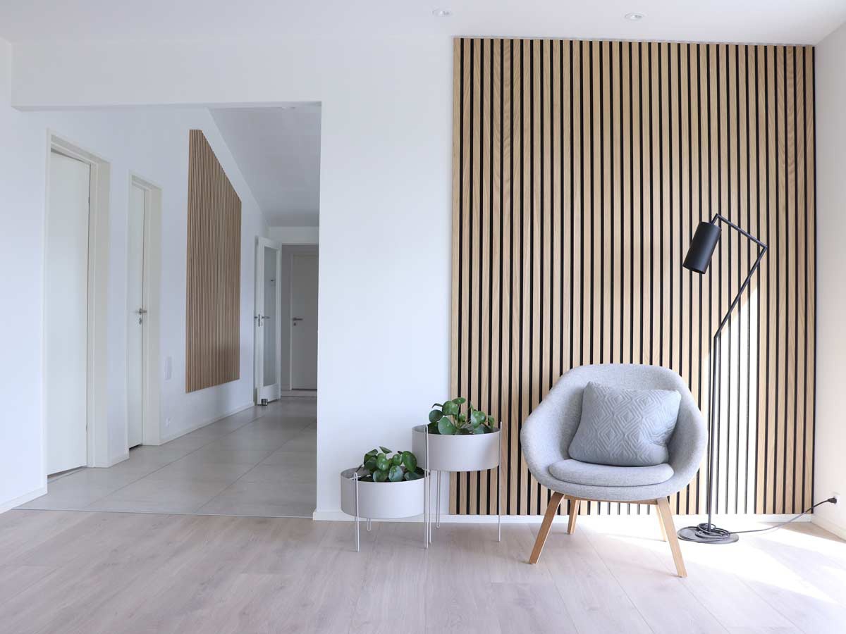 Lyse i-wood træpaneler i stue