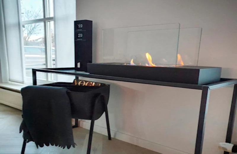 Bordbiopejs med glassider placeret på bord